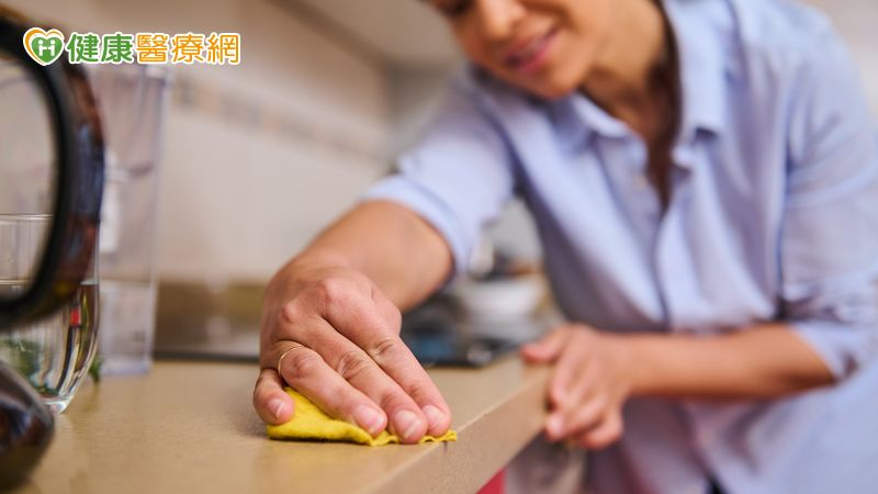 忙著居家清掃，常見過度勞動引發下背痛及肌肉痠痛，迫使假期掛病號在家休養。