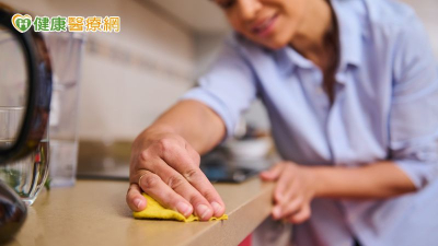 掃除掃到下背痛？骨科醫師親授「預防撇步」