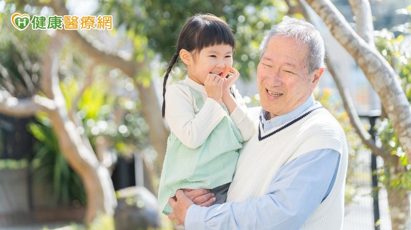 國民健康署吳昭軍署長提醒，氣溫驟降時血壓容易升高，頭部、頸部和四肢的保暖最為重要，外出也要預防發生跌倒風險，安心出遊、平安回家。
