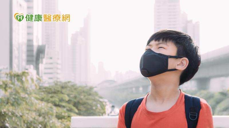 空氣品質不佳可能會影響呼吸道健康，當空氣品質指標呈現橘色警示（AQI：101－150）時，敏感族群就要特別留意。