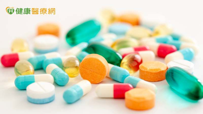 吃藥又喝酒、咖啡？食藥署籲小心「交互作用」　吃「這些藥」更要注意！