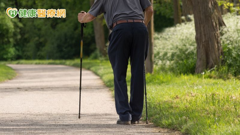 隨著年齡增長，肌肉質量也會跟著下降，加上不常使用肌肉，就會加速衰弱速度。