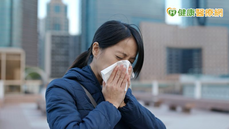 國外緊急就醫，6個月內可申請健保自墊費用核退。