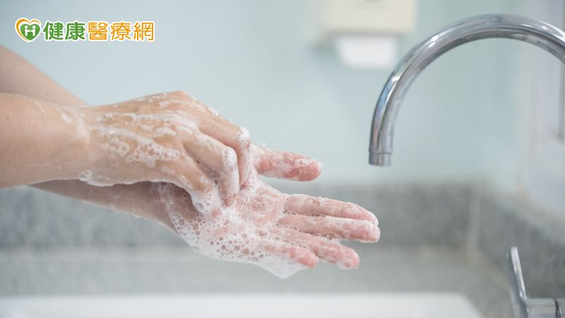 為預防李斯特菌感染，食藥署強調，民眾應養成良好的衛生習慣，如勤洗手、澈底清洗蔬果、充分加熱肉類產品、處理生熟食物時避免交叉污染，並注意食材的新鮮與衛生。