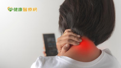 低頭族小心頸椎退化病變！快看自己有無4階段症狀　醫師授5招預防