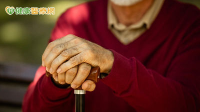 衛福部送暖！獨居關懷不間斷　加菜金與紅包讓機構長者過好年