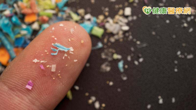 大腦也有微塑膠入侵！研究：重量與塑膠湯匙相當　健康風險待解