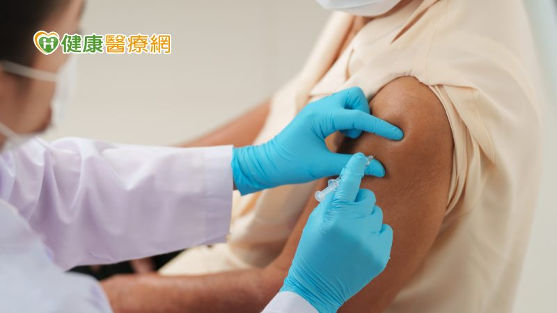 根據疾管署病毒監測資料顯示，近四週國內本土病例新冠變異株檢出以XEC為主，約占55%。疾管署呼籲接種JN.1疫苗可降低新冠重症及死亡風險。