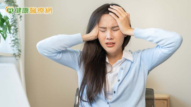 陽明交大附醫神經外科謝炳賢醫師指出，天氣變化是偏頭痛的常見誘因之一，尤其是氣溫下降或天氣寒冷時，許多民眾就經常飽受偏頭痛的困擾。