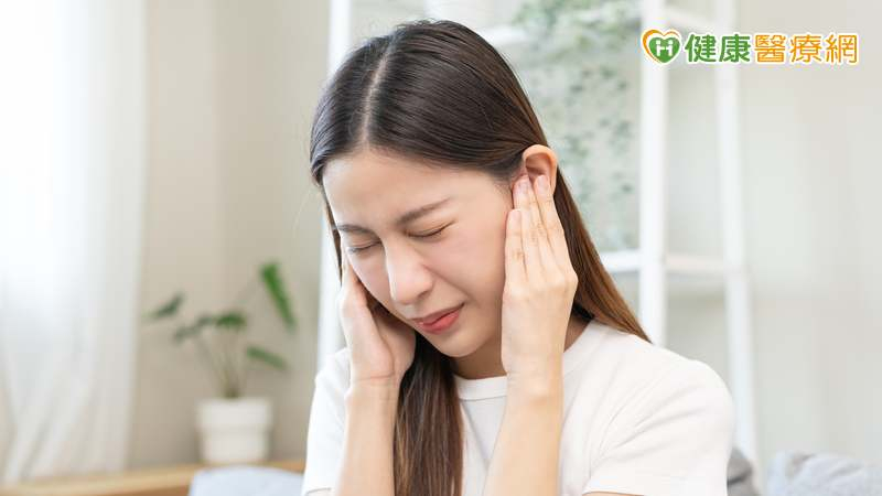 輔大醫院耳鼻喉科林岱樓醫師指出，很多患者會把耳鳴和耳悶搞混，但兩者實際上大不相同。醫師也為大家列出耳鳴和耳悶的症狀、原因和就醫時機，幫助民眾分辨兩者之間的差異。