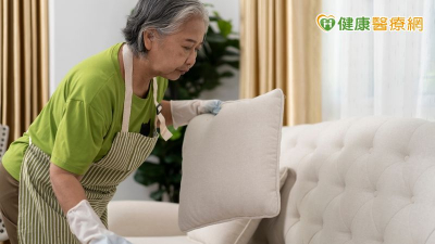 手麻以為中風，竟是年節打掃惹禍！　醫教按3穴位舒緩肩關節痠痛