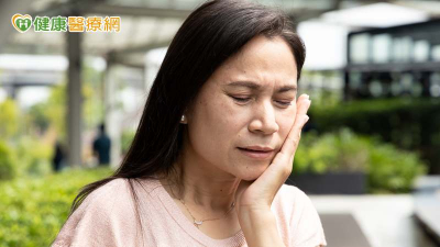 牙縫變大狂卡食物？醫：是「牙周病」警訊！可影響全身健康勿輕忽