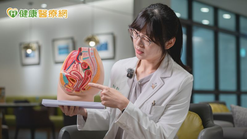 女性在更年期、停經期、產後哺乳期，或是接受抗賀爾蒙治療時，隨著體內雌激素下降，可能陸續出現陰道乾澀、外陰部或陰道萎縮、私密處反覆發炎感染、在打噴嚏、咳嗽、大笑和快走時漏尿的情況，統稱為「停經生殖泌尿症候群」。