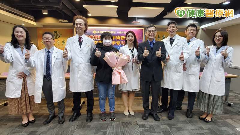 基隆長庚醫院一般外科黃若禕醫師（中）指出，透過胃腸繞道手術，先將患者六成的胃部切除，再與小腸做接合繞道，這樣除了可以降低食量，還能减少40%的小腸吸收，胃部撐大和復胖的機率都比單純縮胃要小。