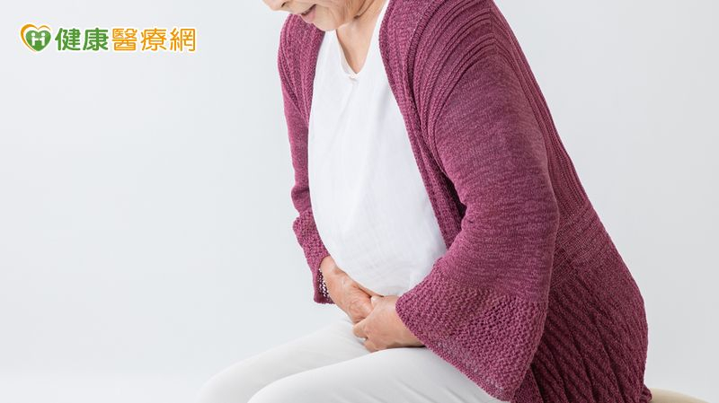 邵芷萱醫師指出，子宮內膜癌主要症狀為不正常出血，但有些患者可能無明顯症狀，且近年有年輕化的趨勢，部分原因與飲食西化、環境荷爾蒙有關。