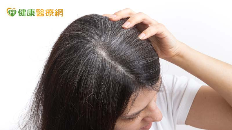 臺安醫院皮膚科簡銘成醫師指出，除了自然老化外，缺乏特定營養素和不良的生活習慣也會加速白髮的出現。