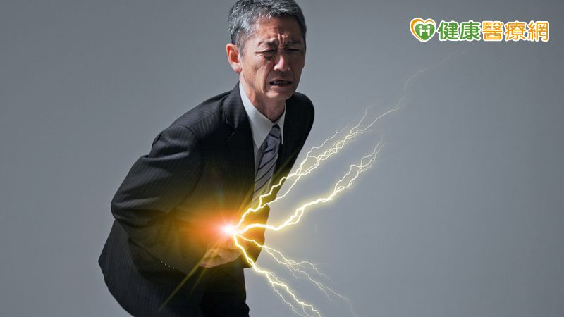 單純的大腸憩室並不會有症狀，多數案例都是發炎後痛到送急診，透過電腦斷層檢查才會發現存在，僅有少數重症患者會需要動手術。