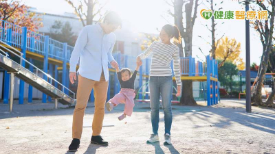 太用力拉小孩手恐脫臼！醫：1部位未發育完全　家長日常「4動作」增風險