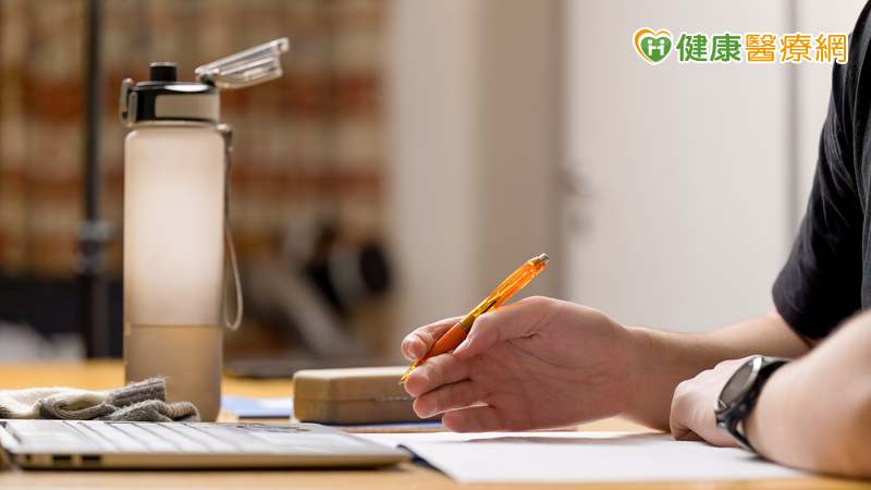 水瓶內壁「黏黏滑滑」可能已成細菌溫床！別只用冷水沖　「這樣洗」才乾淨