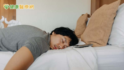 睡姿與脊椎問題、胃食道逆流有關？仰睡、側睡適合誰？醫：「這姿勢」超NG