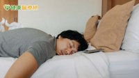 睡姿與脊椎問題、胃食道逆流有關？仰睡、側睡適合誰？醫：「這姿勢」超NG