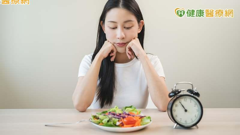 吃4類藥又想採「間歇性斷食」要注意！可影響藥物吸收　還會傷胃