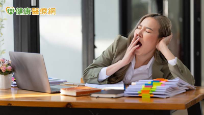 上班族吃飽就愛睏？營養師教你少吃「1類食物」　午餐後也能繼續奮戰！
