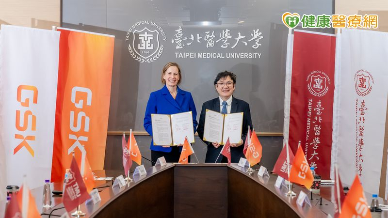 左起：GSK臺灣總經理格婷娜（Tina Graves）與臺北醫學大學校長吳麥斯簽署合作備忘錄