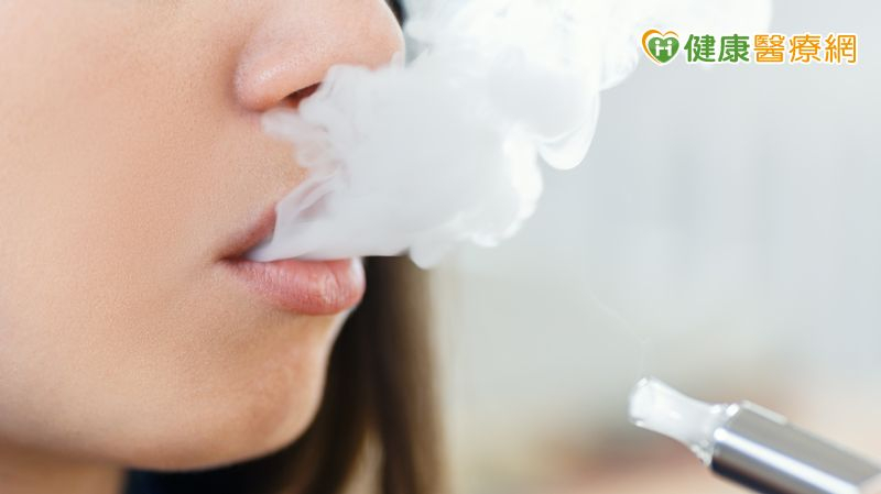 電子煙的主要溶劑是丙二醇與甘油，使用者一天可能吸入數百口，攝取的總量遠高於藥品中微量成分。
