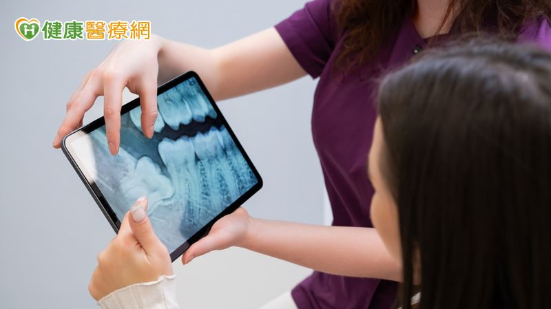 「齒槽脊保存術」是一種專業的牙科手術，主要在拔牙後防止齒槽脊萎縮，為未來的重建牙齒治療（如植牙）提供理想的齒槽脊基礎。