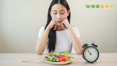 吃4類藥又想採「間歇性斷食」要注意！可影響藥物吸收　還會傷胃