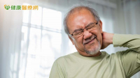 脖子痛到轉不了頭　檢查卻沒大問題？醫師帶你了解「小面關節症候群」！
