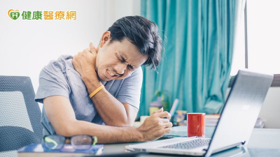 低頭族注意！慢性肩頸疼痛原因多　醫解析有效治療方式