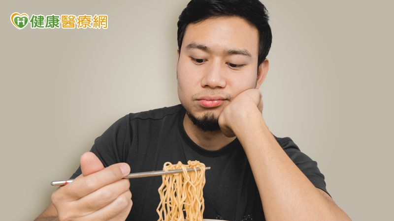 低血糖常見的有飢餓、心悸、暈眩、盜汗及發抖等症狀，嚴重者可能會昏迷、叫不醒。