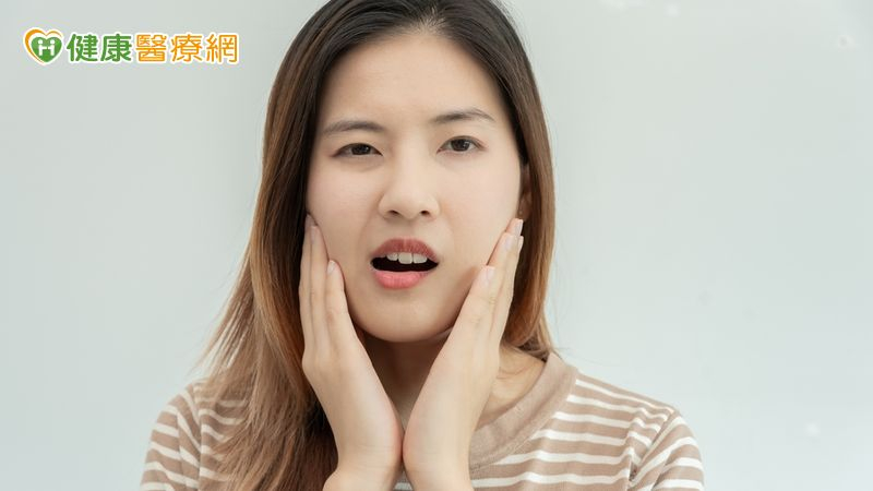 根尖囊腫是因為牙髓腔內部遭細菌入侵，導致牙根尖周圍組織感染而形成，宛如口腔內的未爆彈。