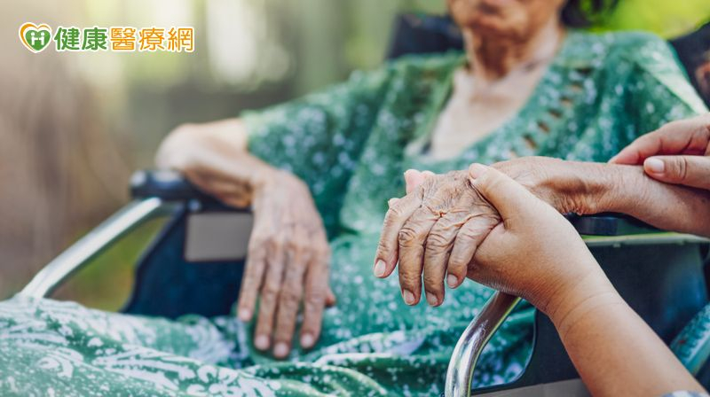 高齡生活的挑戰，照護與孤獨的雙重困境。