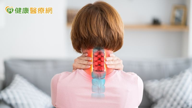 60歲以上長者近九成面臨頸椎退化問題，若有頸椎骨刺壓迫神經，初期症狀不明顯，麻痛無力感如「溫水煮青蛙」般緩慢侵蝕。