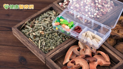 手術前還能吃藥嗎？哪些藥需停用？　藥師告訴你常見注意事項