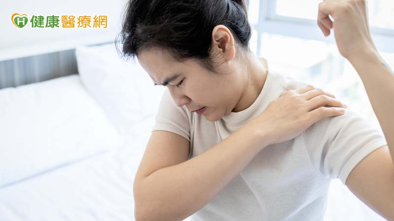 肩膀疼痛要熱敷或冰敷？醫師分析差異、適用情況　小心用錯反而越敷越痛！