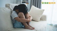 兒童也會罹憂鬱症！與一般鬧脾氣有何不同？家長、老師可以怎麼做？