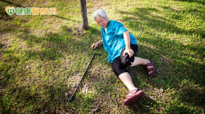 老婦摔車單手撐地害「粉碎性骨折」！　「雙壓治療」助迅速恢復生活