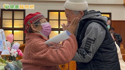 讓愛沒有遺憾！　她抗癌25年用「生前告別式」跟家人說再見