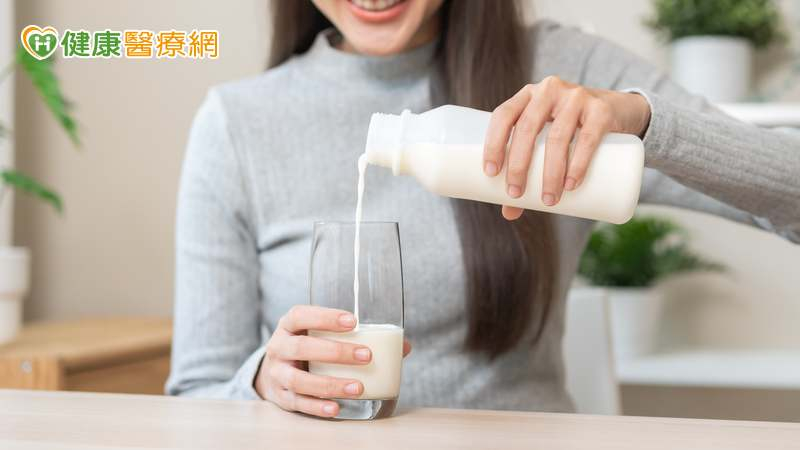 營養師劉怡里表示，乳糖不耐症的患者可以透過每天持續喝牛奶的訓練，來誘發乳糖酶的活性，一般約1～2週就能有明顯的改善。