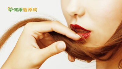 「長髮公主症候群」不是美麗童話！　14歲少女壓力大吃頭髮嚴重腹痛送醫
