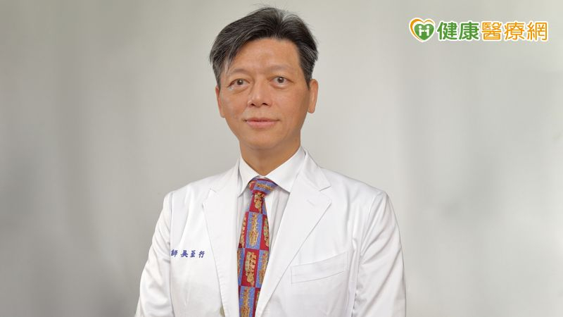 成大醫院家醫科吳至行主任解釋，帶狀疱疹是一種由病毒引起的皮膚感染，初期可能會出現帶狀劇痛，約1至3天後，該部位開始冒出水泡狀的紅疹。