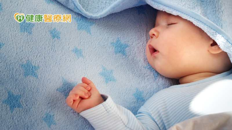 趴睡是「嬰兒猝死症候群（SIDS）」的其中一項主要危險因素，仰睡最安全，建議1歲以下嬰兒應仰睡入眠。
