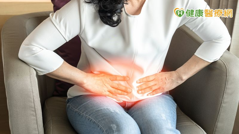 人體鈣質代謝由副甲狀腺調控，若腺體功能亢進，鈣質會過度釋放至血液中並沉積為結石。