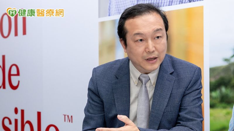 白內障不再是老年人的專利，王嘉康主任強調，三十歲過後，假如發現度數在一、兩年內近視快速加深就要提高警覺。