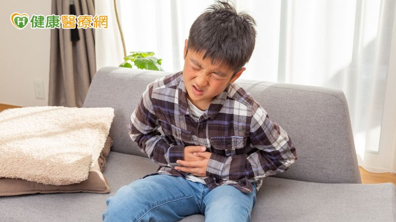 若孩子飯後出現腹脹、腹痛或伴隨噁心情況，就應儘早尋求專業醫師的診視與檢查。