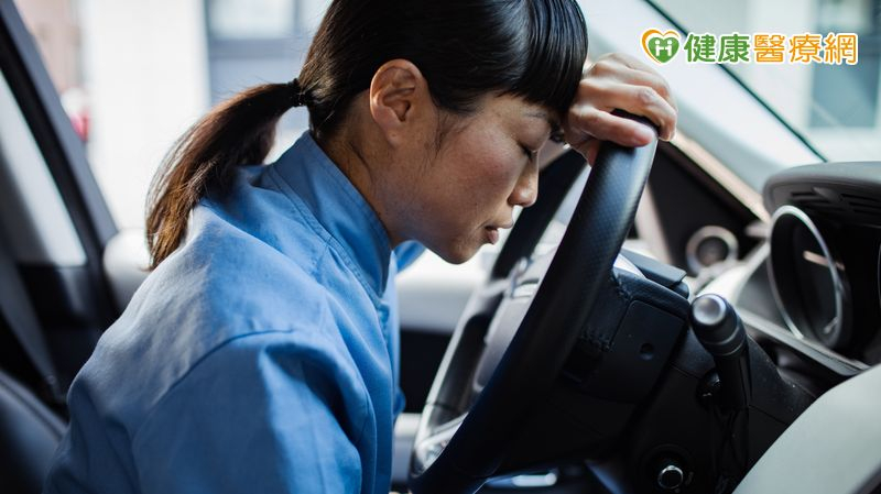 根據2025年1月發表於《公共衛生》期刊的研究顯示，身兼照顧年長家庭成員者和家長角色的「三明治照顧者」，其身心健康狀況可能隨著時間推移而惡化。